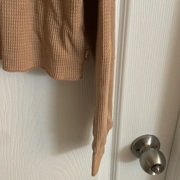 Aritzia TNA Thermal Top Size XS Excellent Condition. - Picture 4 of 7